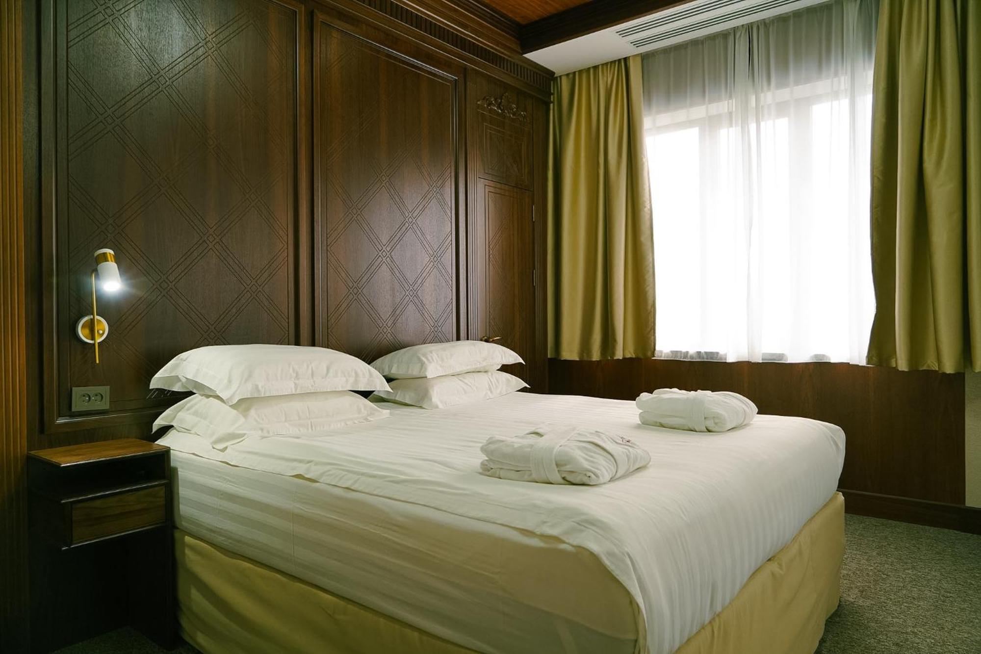 City Hotel Bisjkek Eksteriør billede