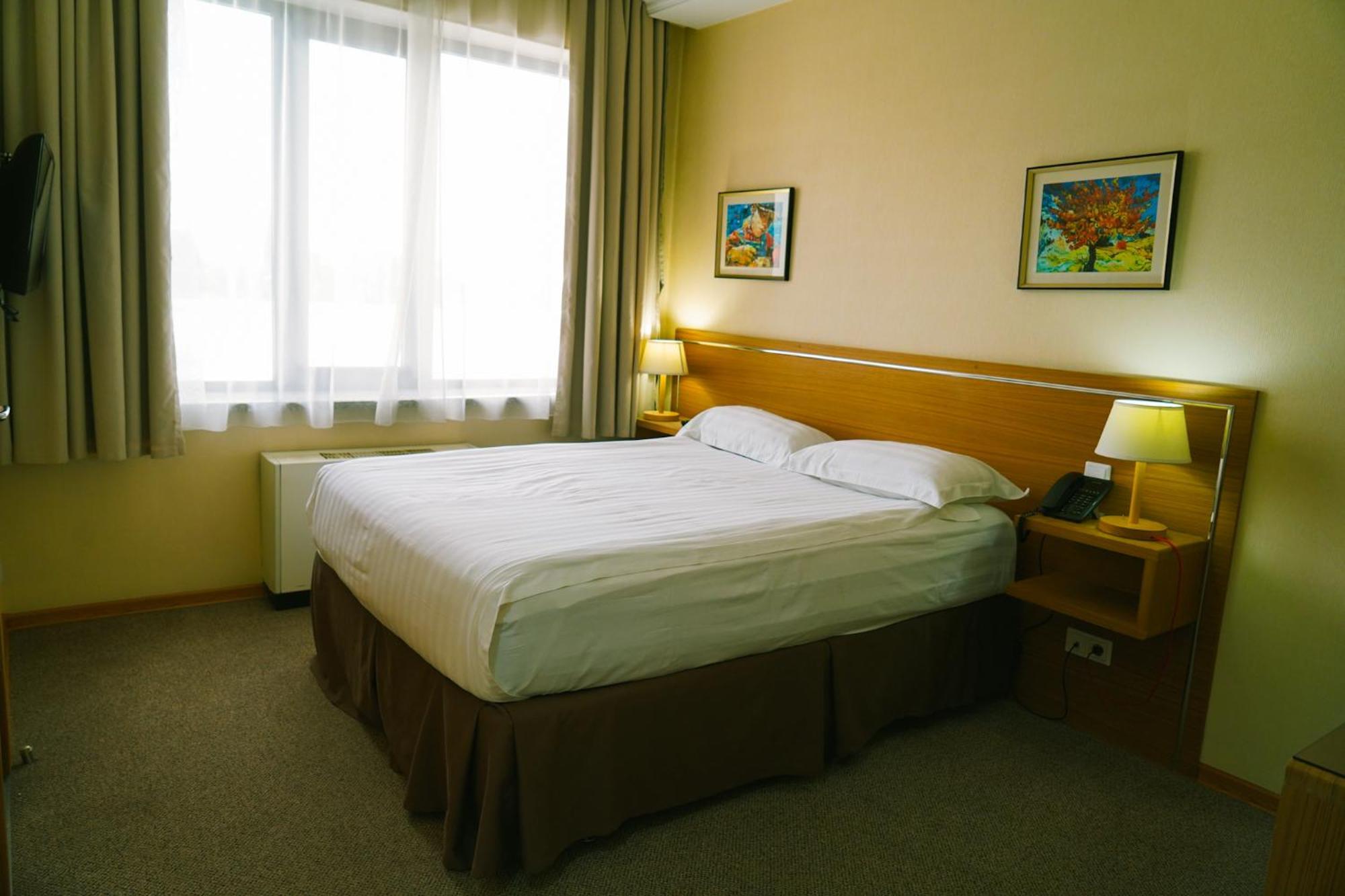 City Hotel Bisjkek Eksteriør billede