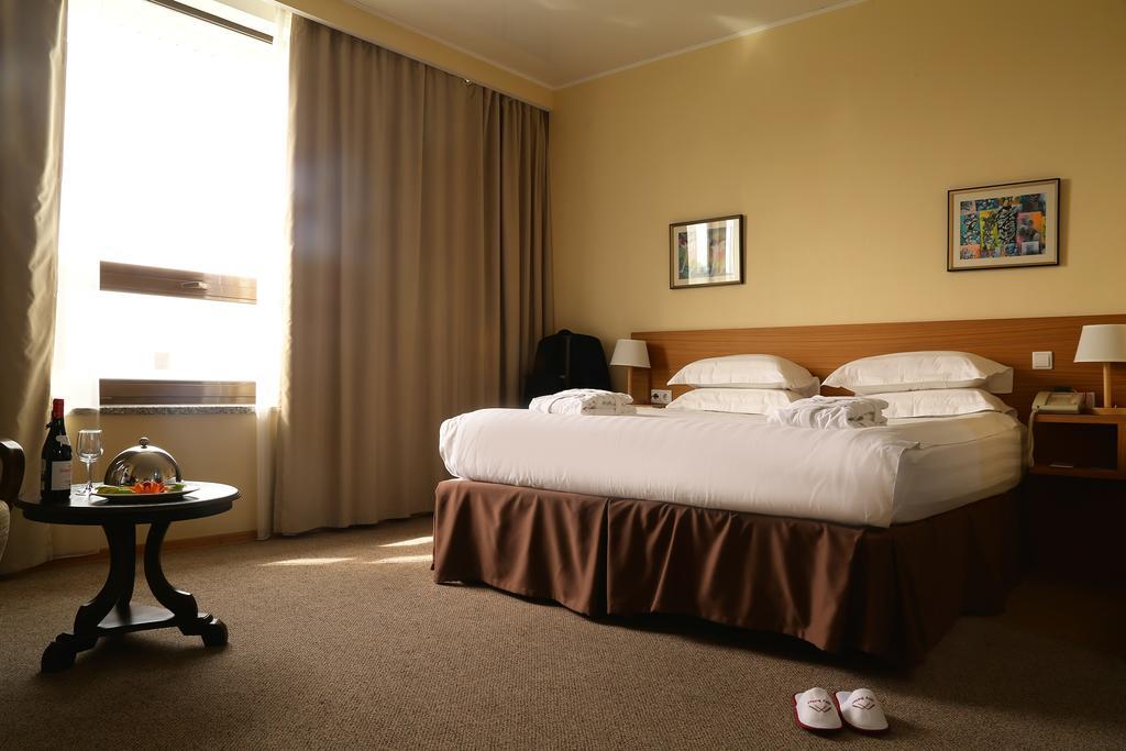 City Hotel Bisjkek Eksteriør billede