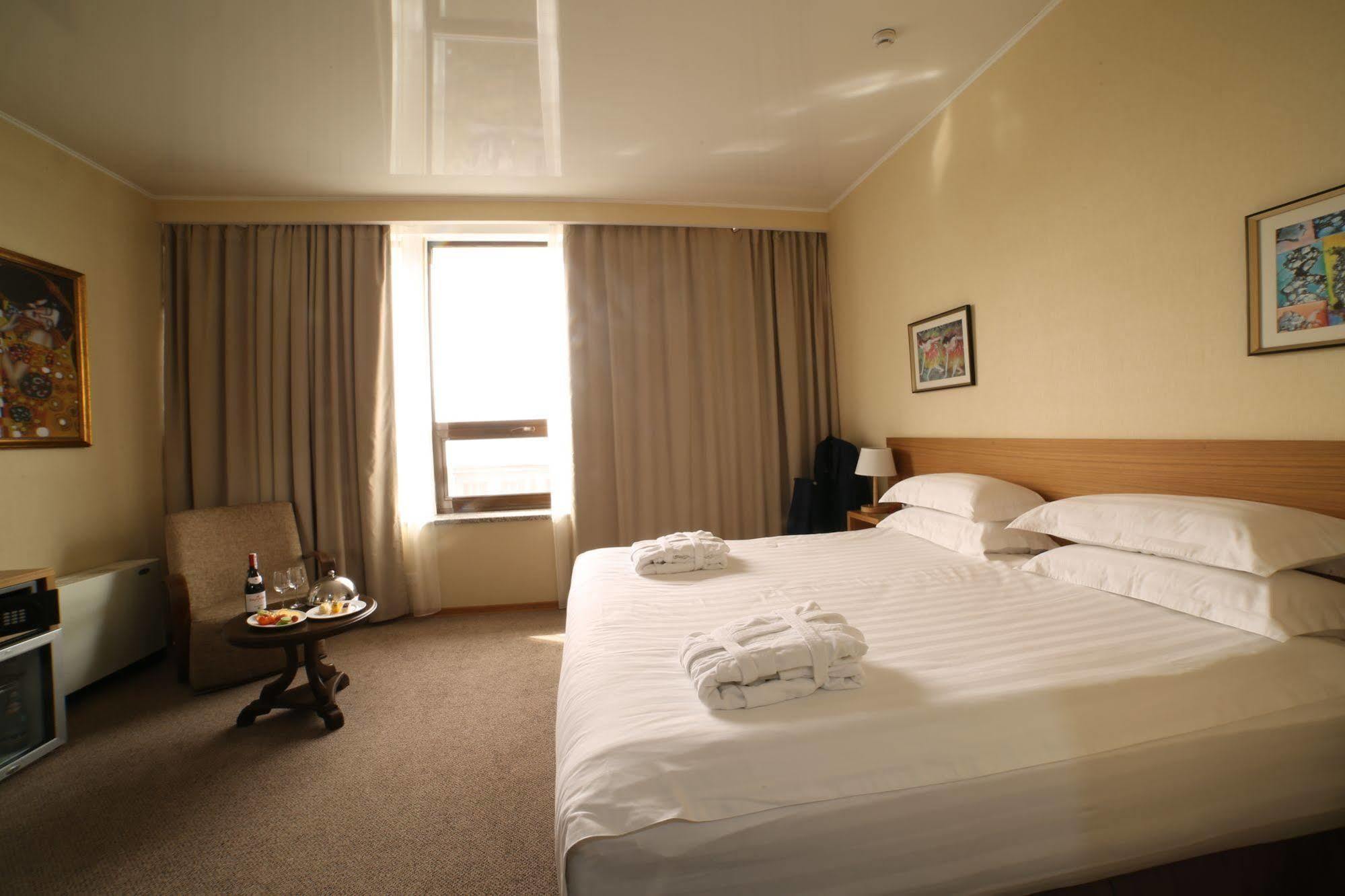 City Hotel Bisjkek Eksteriør billede