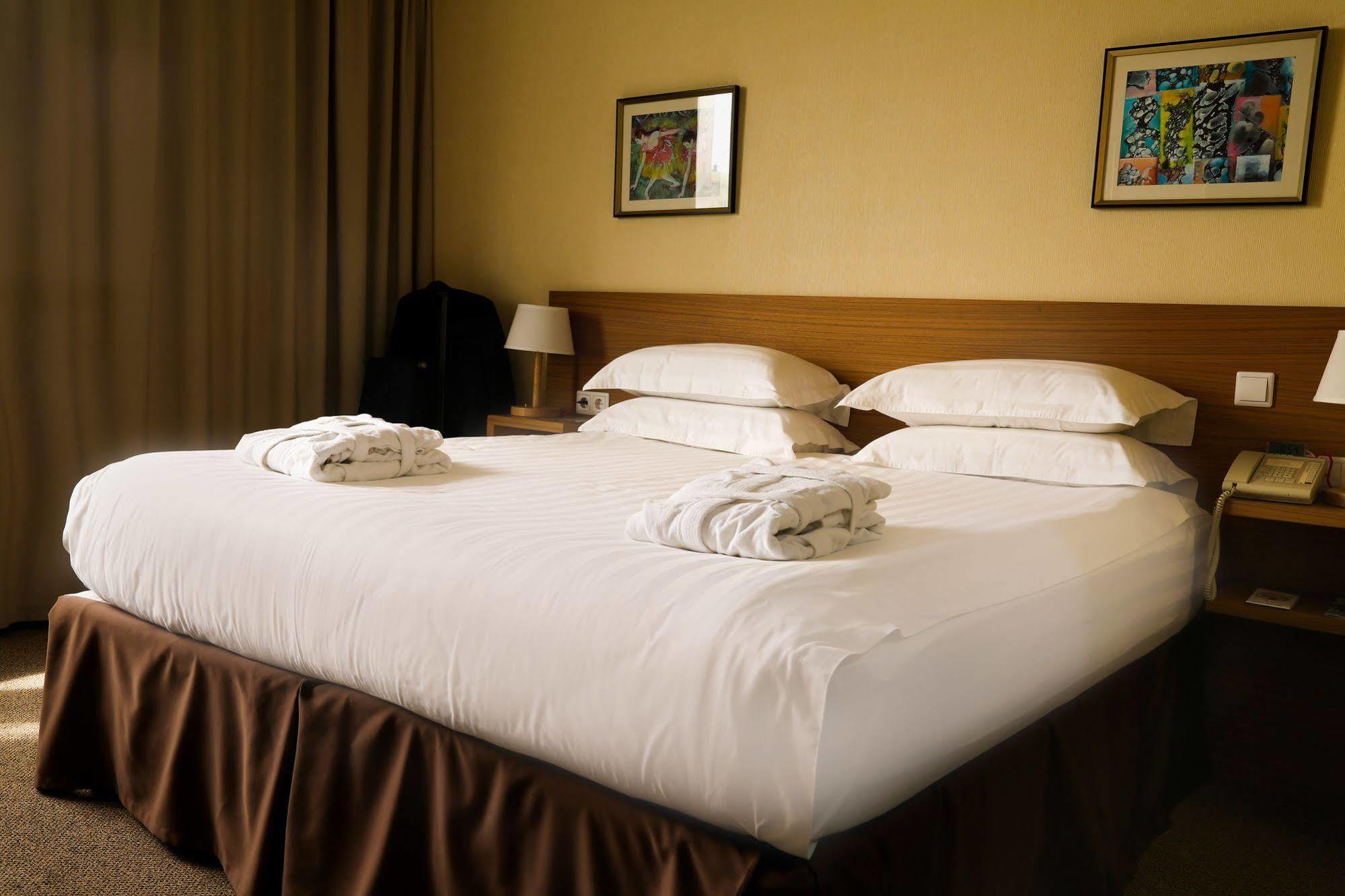 City Hotel Bisjkek Eksteriør billede